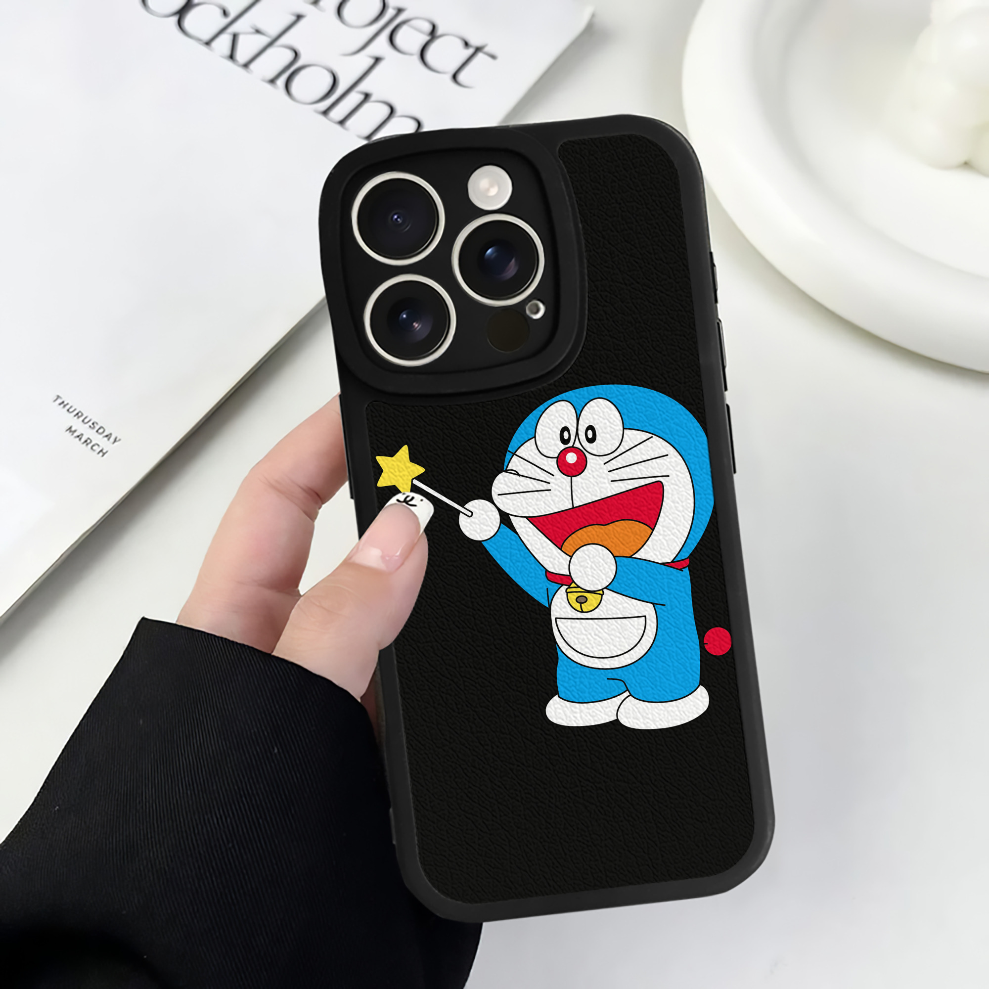 （画像用） ドラえもん Doraemon 【iPhone 16シリーズ対応】シリコンスマホケース（レザー調） 材質：シリコン